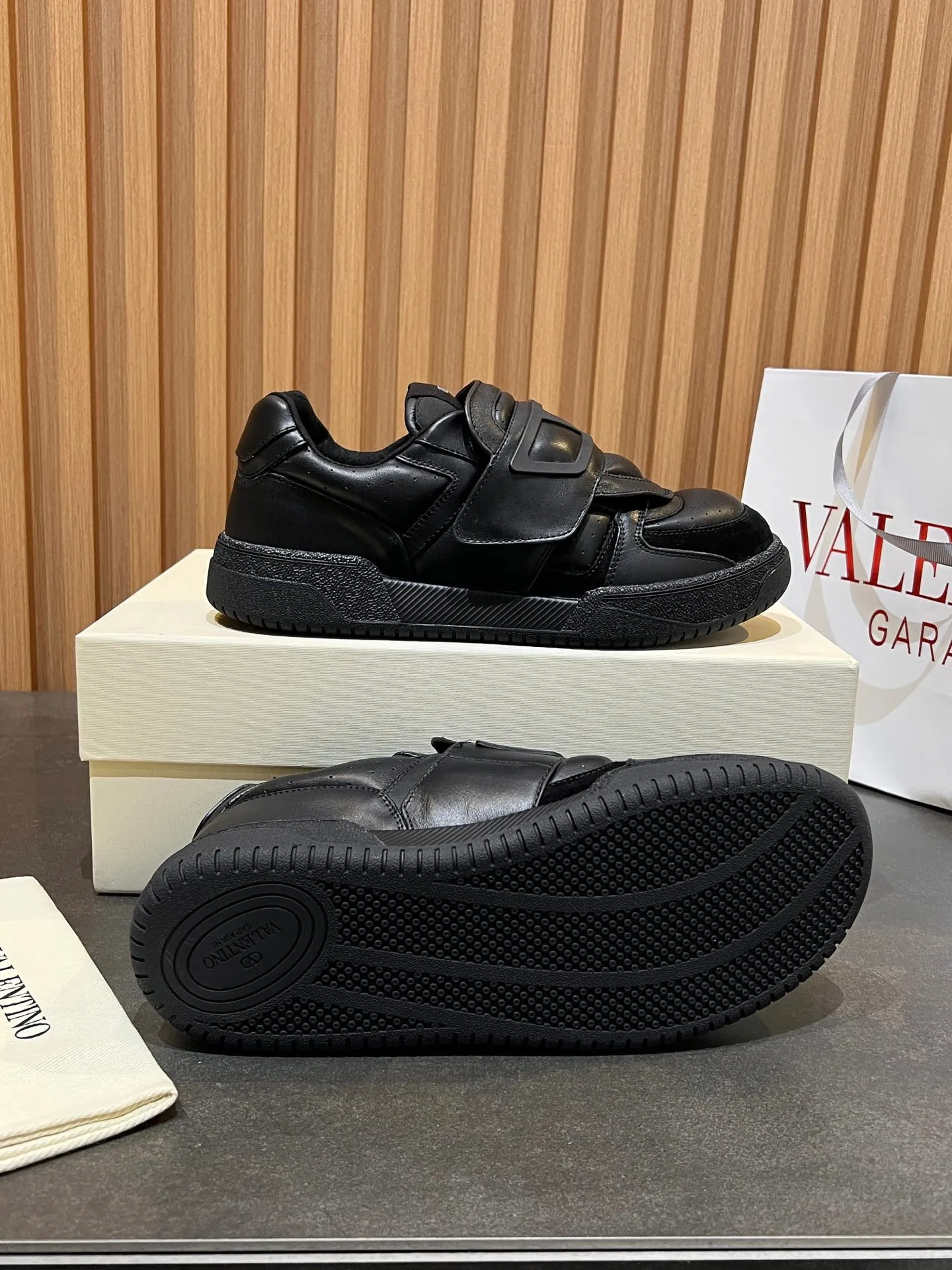 Men's men's shoes 💰760 VLTN Valentin 𝑶𝒏𝒆𝑺𝒕𝒖𝒅 Couple's sneaker series Valentino 2025 new couple's sneakers are on sale. The original ZP purchased and disassembled. Repeated pattern making and modification. The strength must be restored one to one! Top luxury masterpiece Velcro design Soft and comfortable imported calfskin 🧧brings excellent and elegant texture and excellent on-foot comfort Top purchasing version upper: imported calfskin surface/original oil edge craftsmanship Inner: water-dyed cowhide lining Outsole: original development 𝐓𝐏𝐔 two-color combination outsole Packaging: original configuration complete package Code number: 35-46 (45 46 customized)